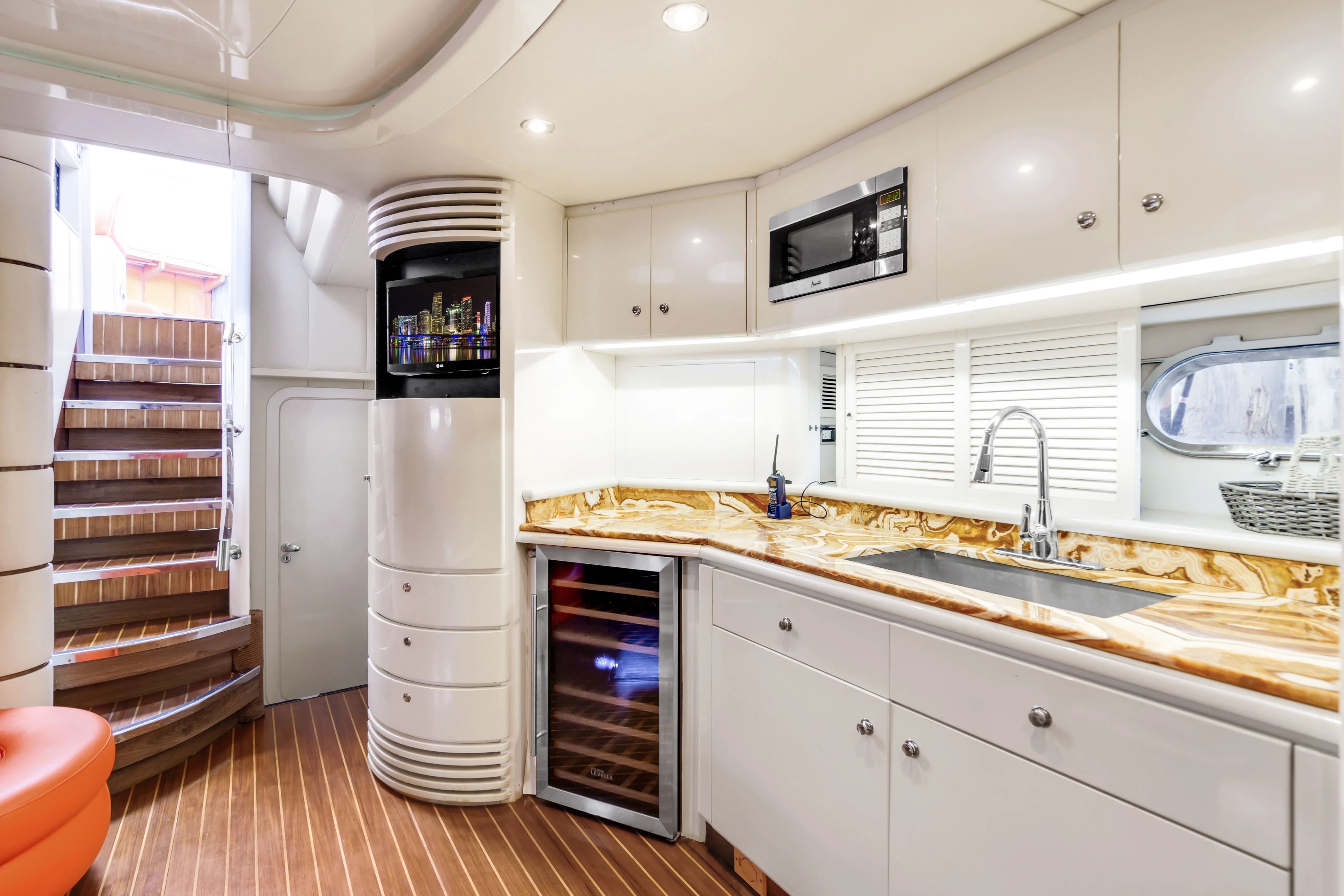 85ft Baia dynamic styling